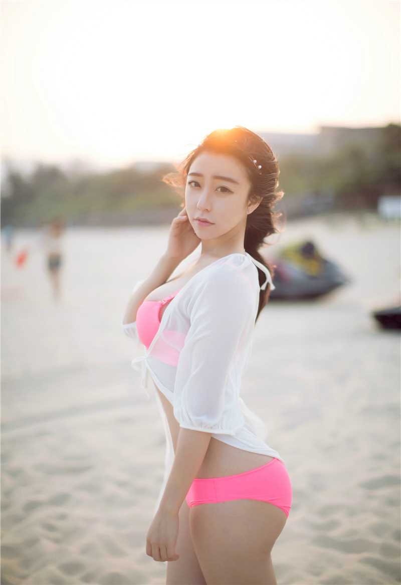 特别专辑阳光女孩海边摆拍图片