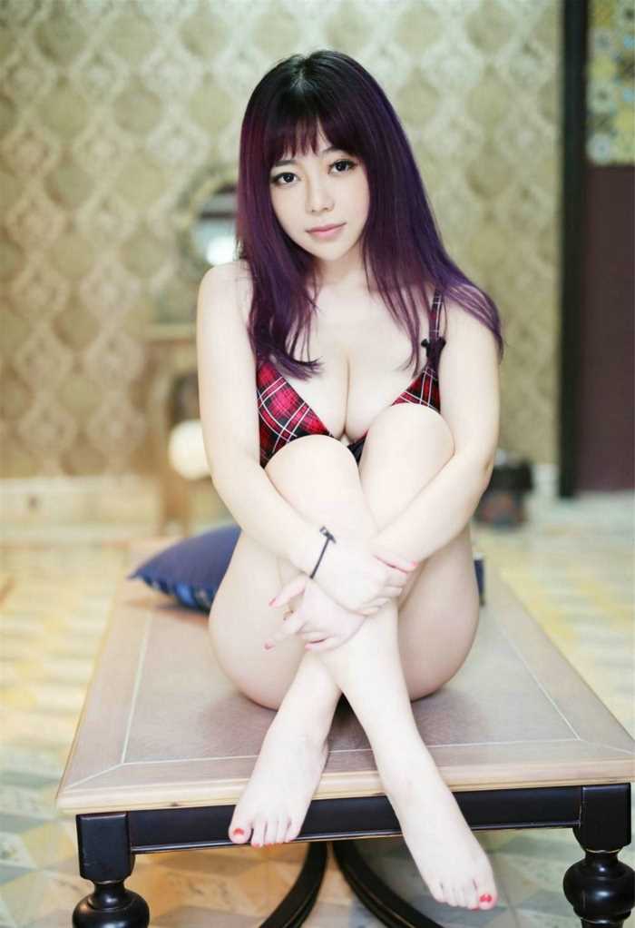 优质椅子上的格纹美女相册