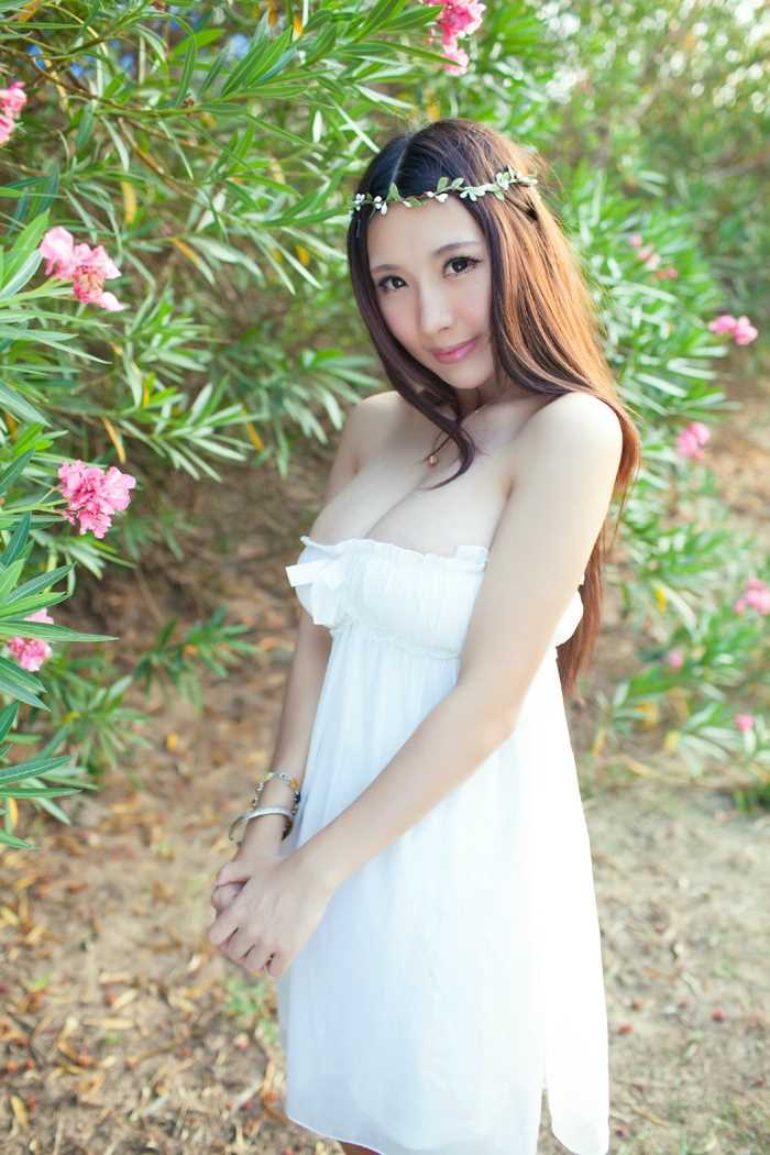 高清女图海边托胸图集