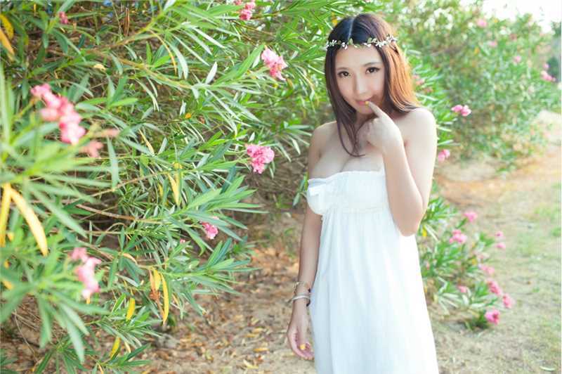 高清女图海边托胸图集