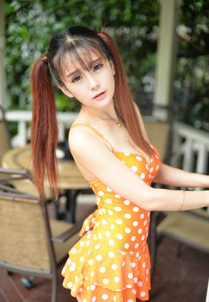 高清波点小吊带甜美女孩小九户外露沟图集