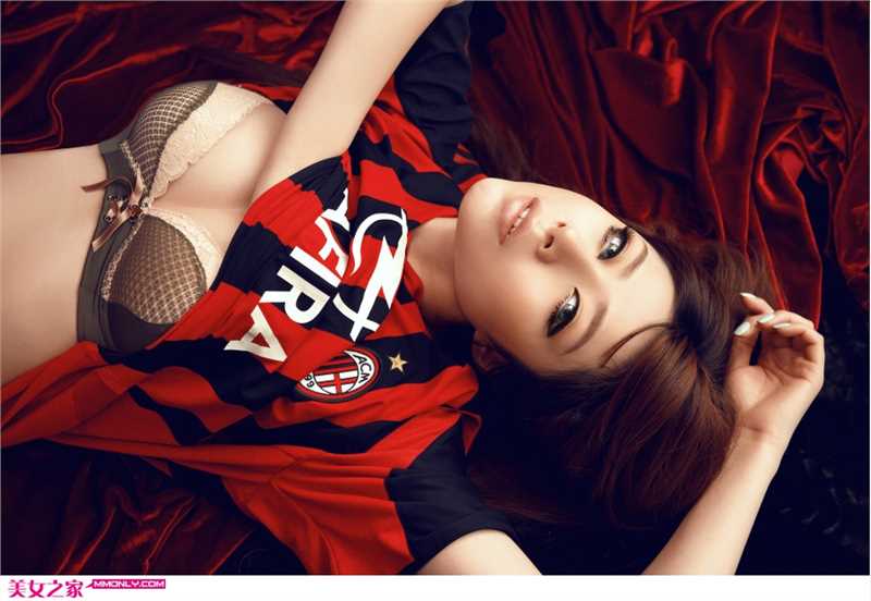 高清足球宝贝妩媚美胸诱人图集