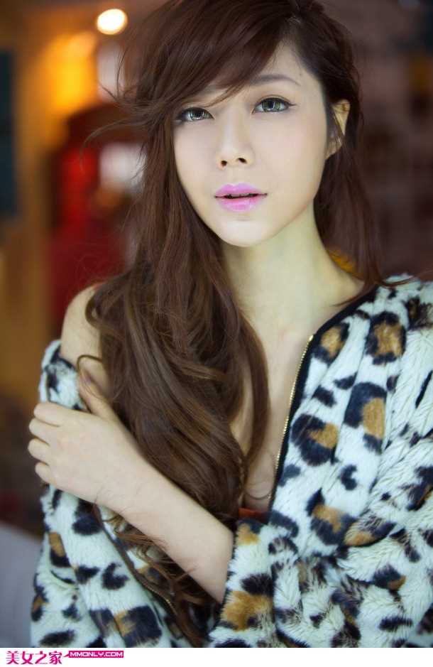 高清足球宝贝妩媚美胸诱人图集