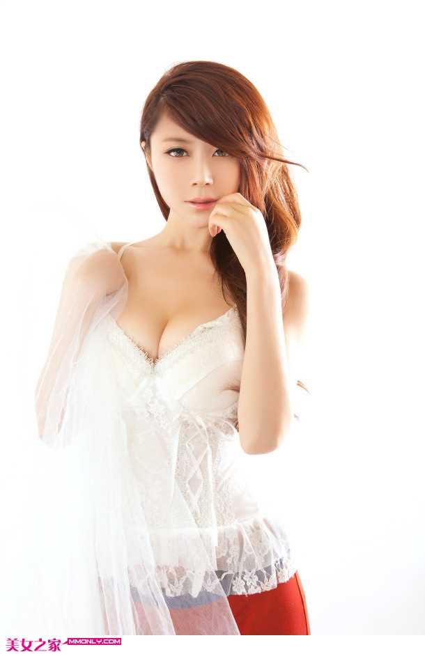 高清足球宝贝妩媚美胸诱人图集