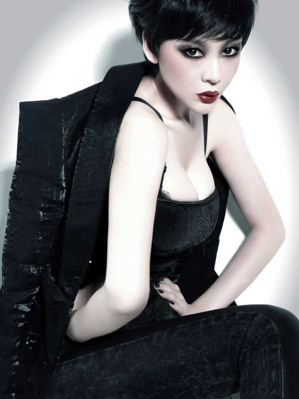 精选足球宝贝巩新亮透视裙大胸性感图册