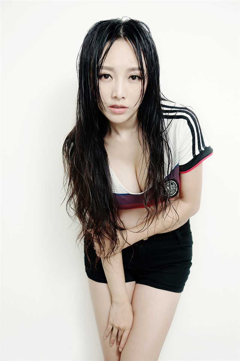 高清清纯美女韩一菲化身足球宝贝秀丰满大胸图集