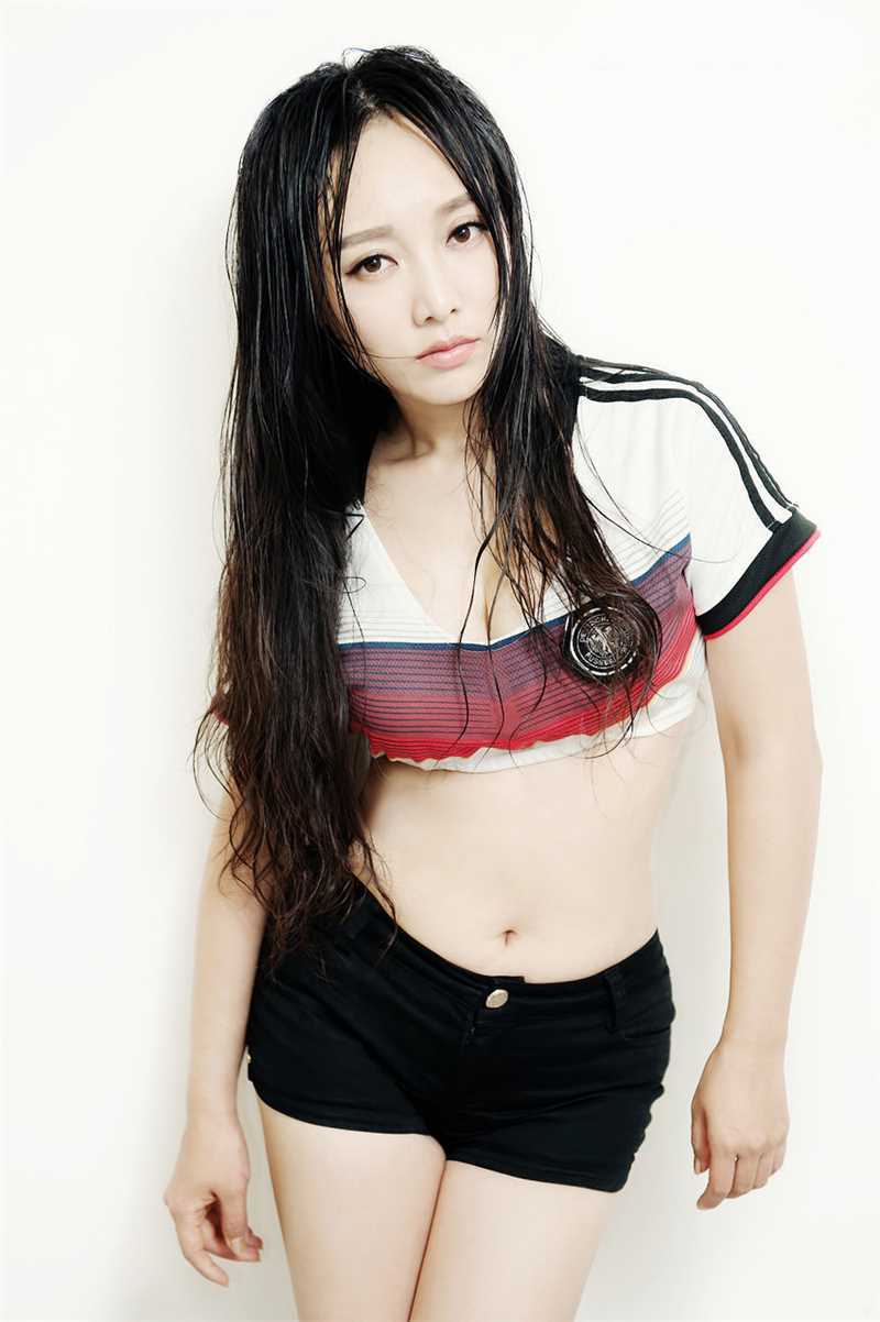 高清清纯美女韩一菲化身足球宝贝秀丰满大胸图集