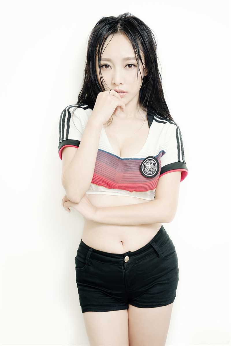 高清清纯美女韩一菲化身足球宝贝秀丰满大胸图集