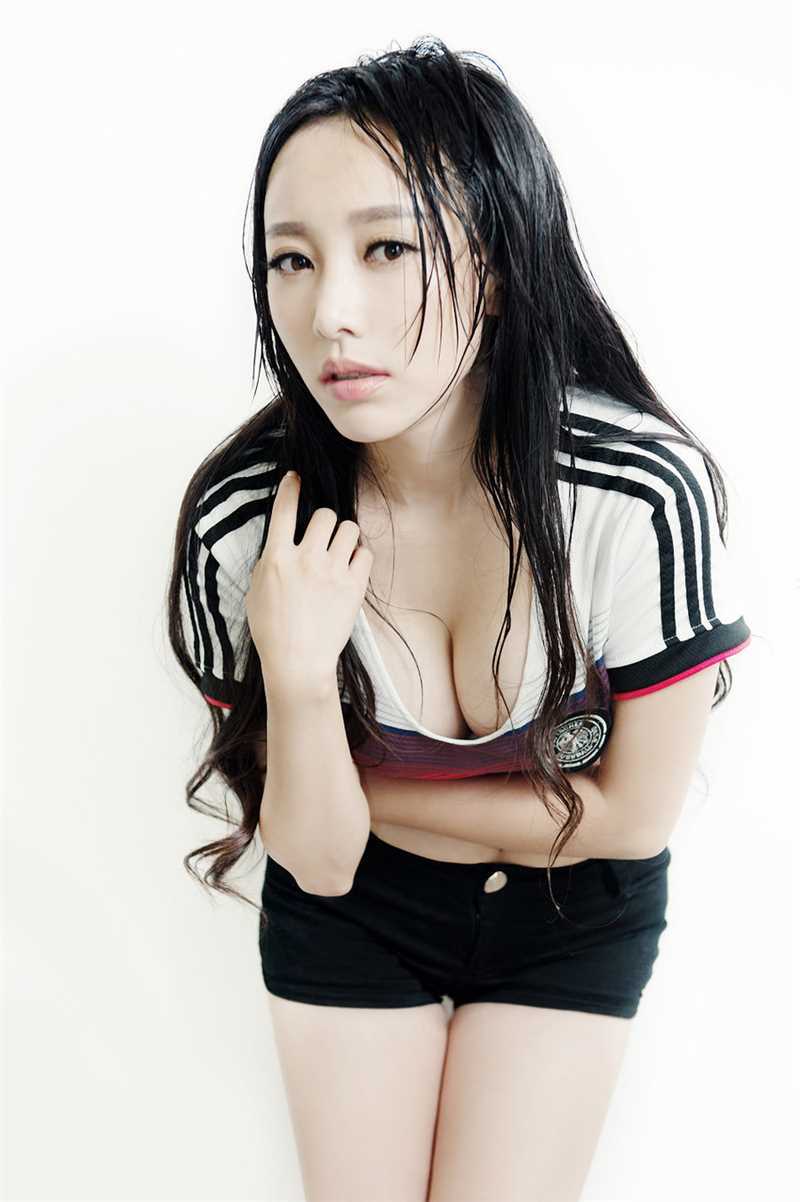 高清清纯美女韩一菲化身足球宝贝秀丰满大胸图集