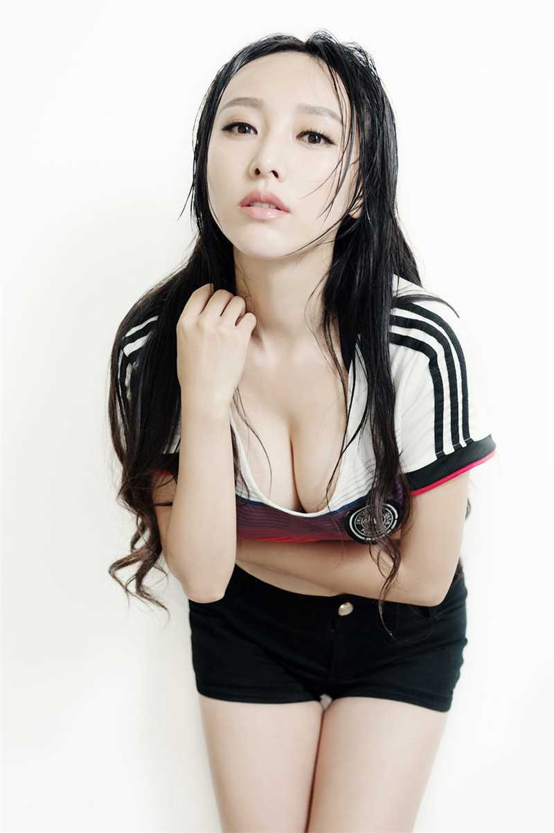 高清清纯美女韩一菲化身足球宝贝秀丰满大胸图集