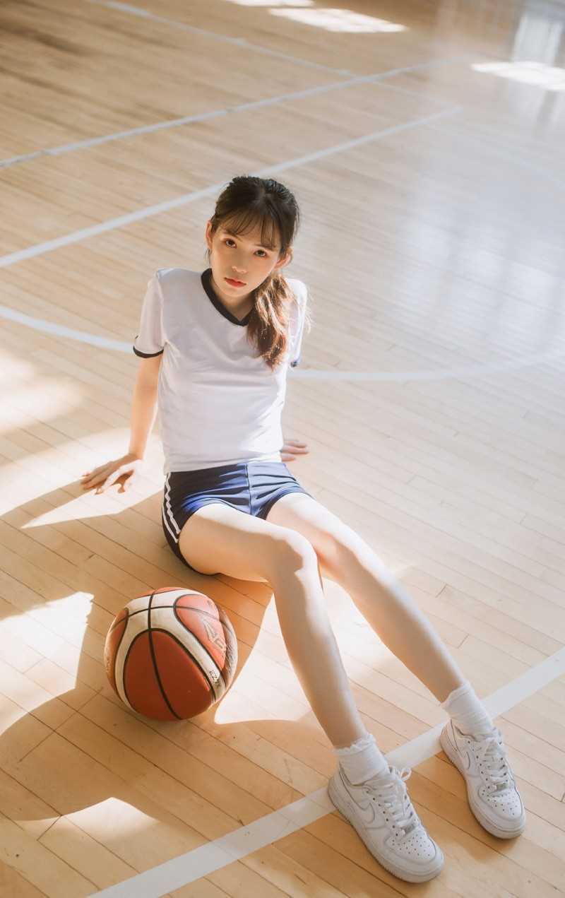 优质校园下课后篮球宝贝白漂亮女生神气质图片