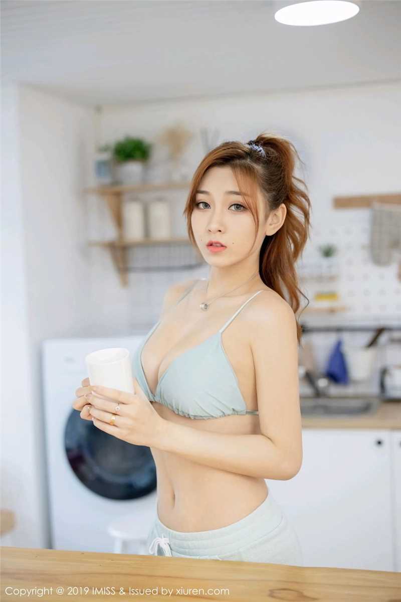 特别专辑妩媚妻子莉娜左扭右摆镜头前风情万种性感惹火艺术照图片