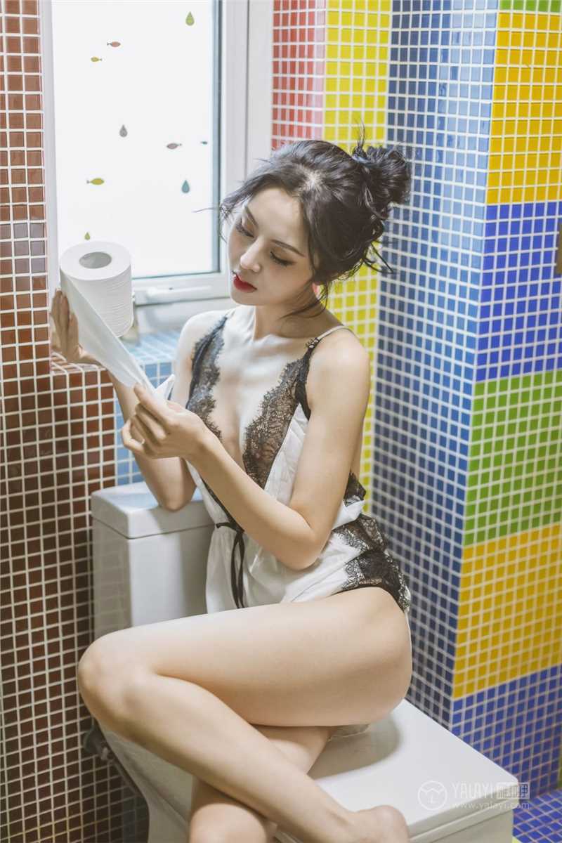 最全卫生间被征服的美妇深v蕾丝睡衣露粉峰顶玩腿交性感相册