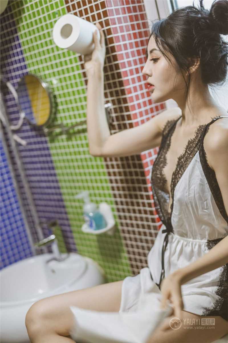 最全卫生间被征服的美妇深v蕾丝睡衣露粉峰顶玩腿交性感相册