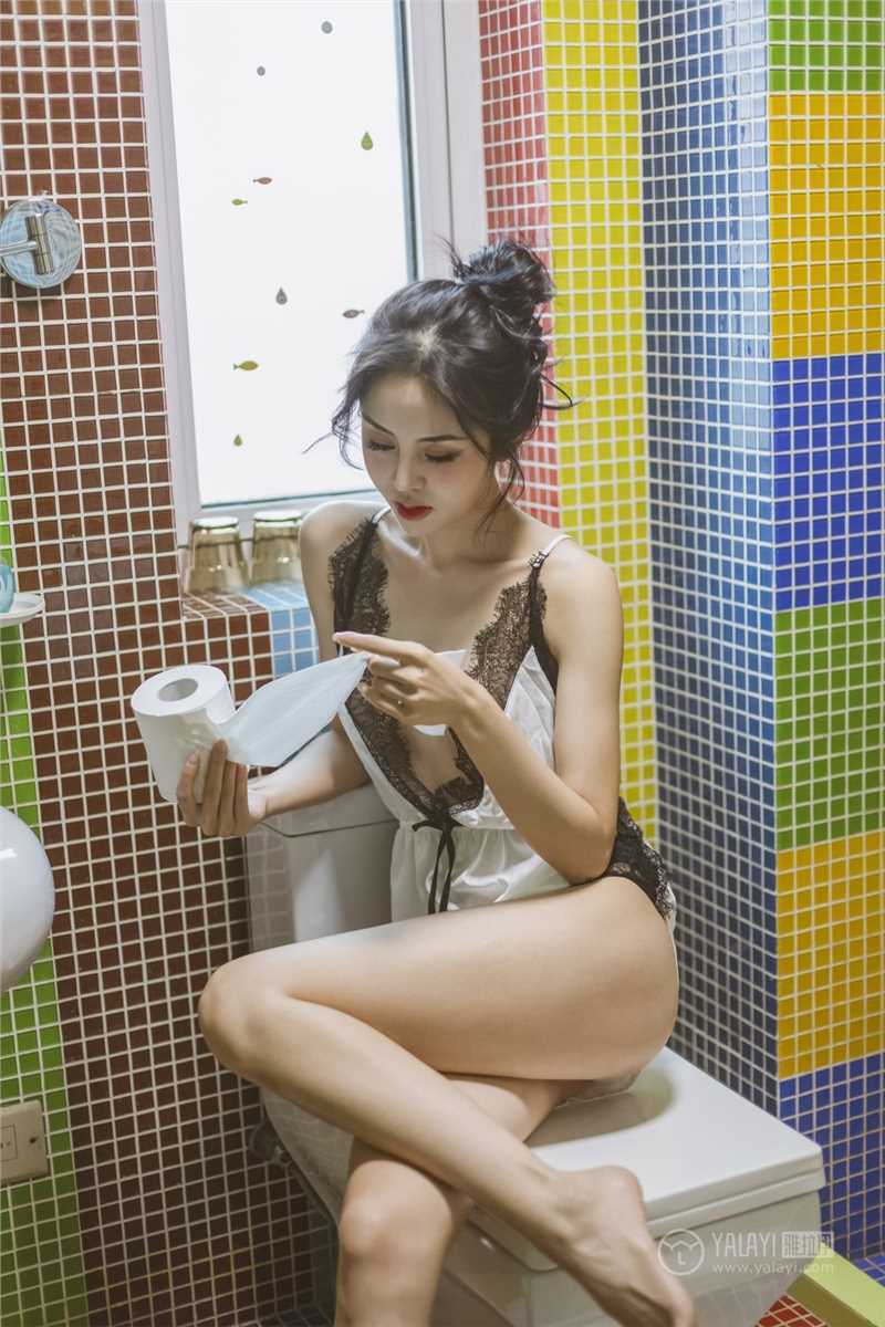 最全卫生间被征服的美妇深v蕾丝睡衣露粉峰顶玩腿交性感相册