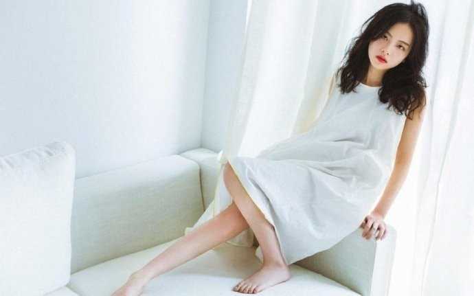 优质居家少女室内慵懒又性感唇红齿白超吸睛图片