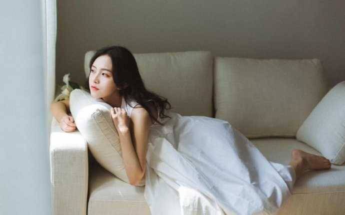 优质居家少女室内慵懒又性感唇红齿白超吸睛图片