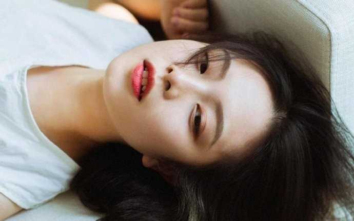 优质居家少女室内慵懒又性感唇红齿白超吸睛图片