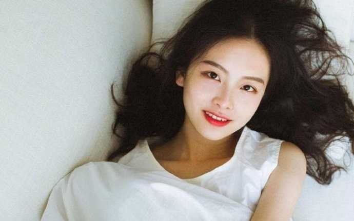 优质居家少女室内慵懒又性感唇红齿白超吸睛图片