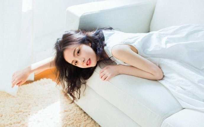 优质居家少女室内慵懒又性感唇红齿白超吸睛图片