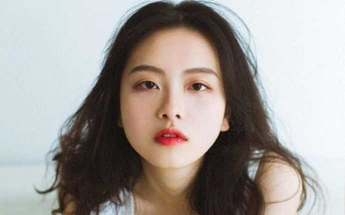 优质居家少女室内慵懒又性感唇红齿白超吸睛图片