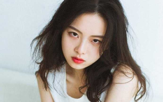 优质居家少女室内慵懒又性感唇红齿白超吸睛图片