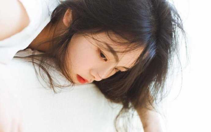 优质居家少女室内慵懒又性感唇红齿白超吸睛图片