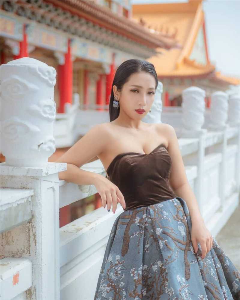 精选重生八零媳妇有点辣肉感把腿岔开记清撸撸射性感套图图册