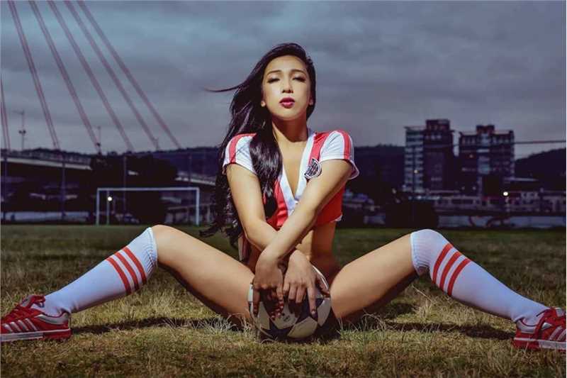 精选重生八零媳妇有点辣肉感把腿岔开记清撸撸射性感套图图册