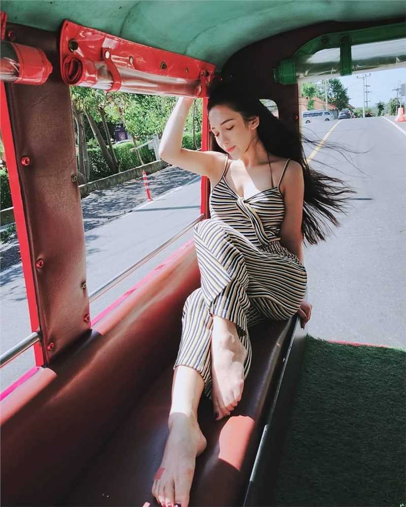 精选重生八零媳妇有点辣肉感把腿岔开记清撸撸射性感套图图册