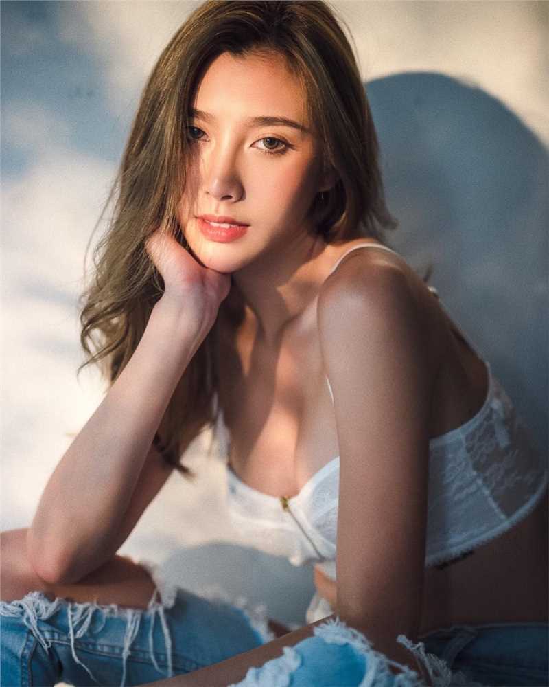 都市绝品记清成人美女老板娘养眼热裤身材性感