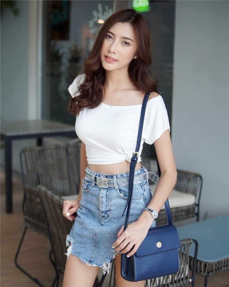 都市绝品记清成人美女老板娘养眼热裤身材性感