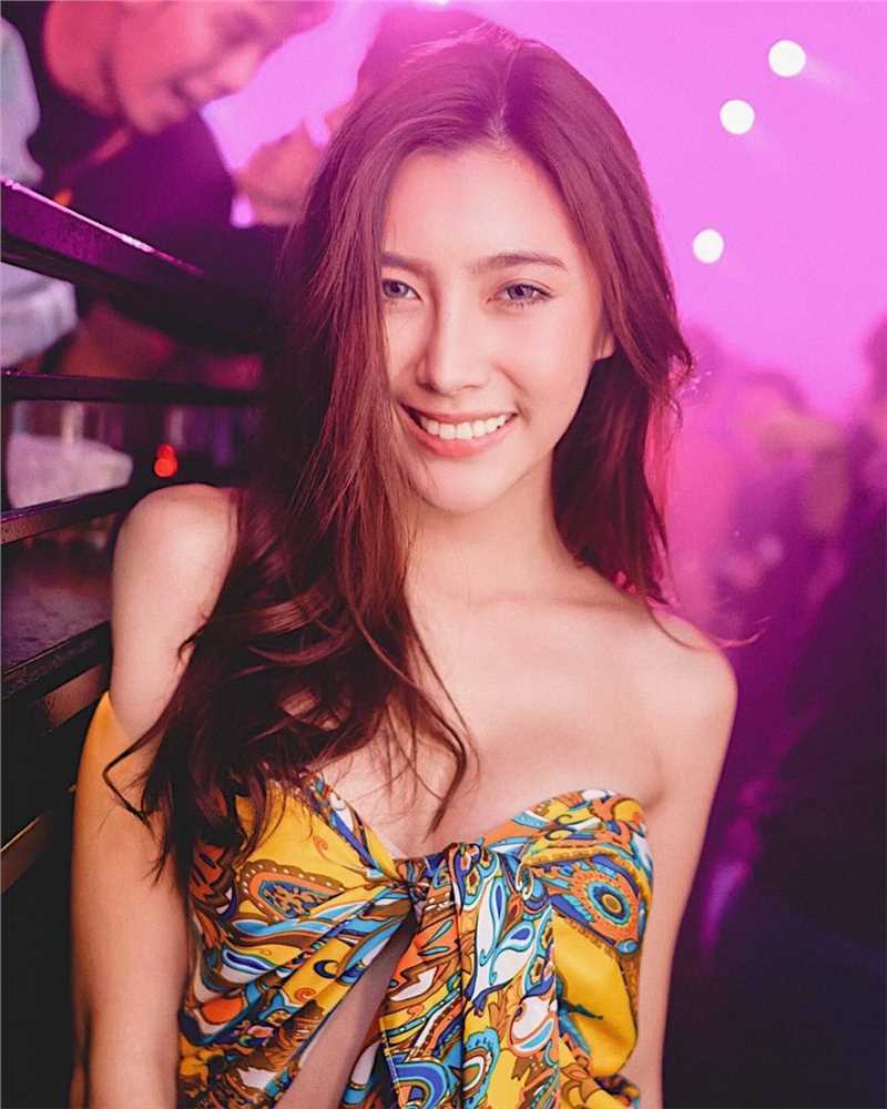 都市绝品记清成人美女老板娘养眼热裤身材性感