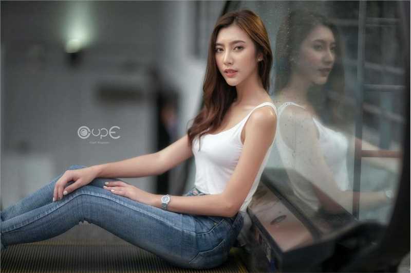 都市绝品记清成人美女老板娘养眼热裤身材性感