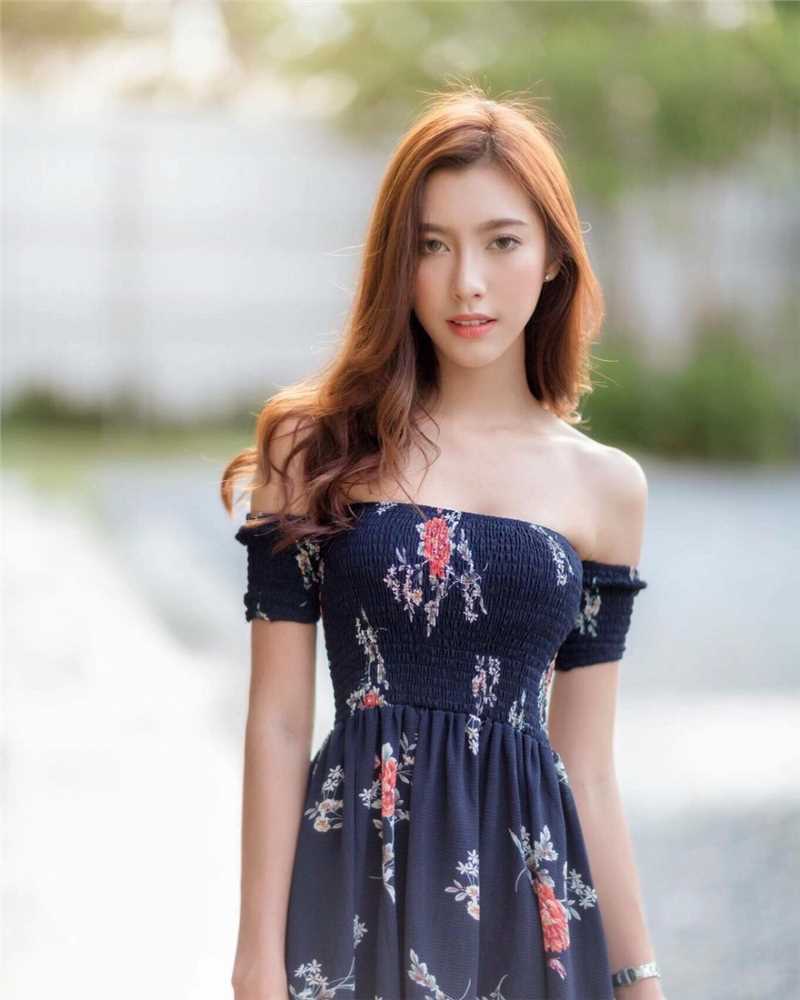 都市绝品记清成人美女老板娘养眼热裤身材性感