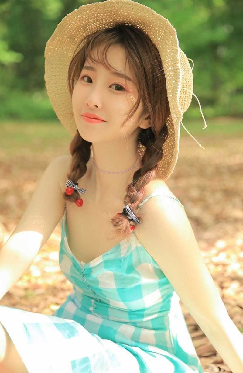 麻花辫美女户外吊带酥胸年轻的萝莉阿姨诱惑