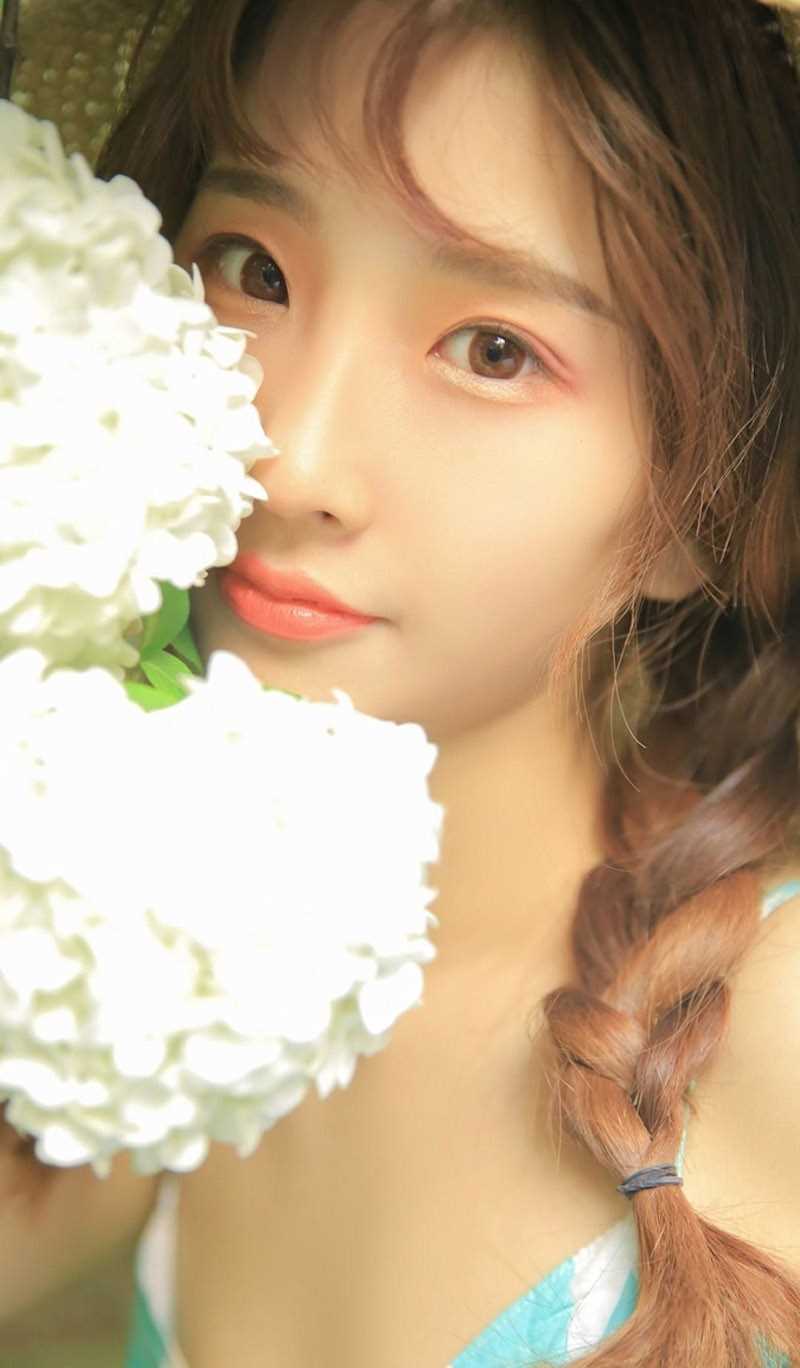 麻花辫美女户外吊带酥胸年轻的萝莉阿姨诱惑