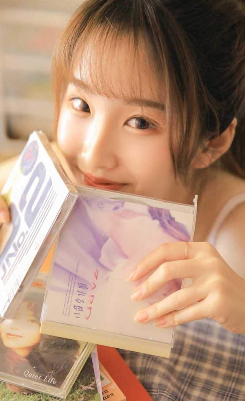 麻花辫美女户外吊带酥胸年轻的萝莉阿姨诱惑