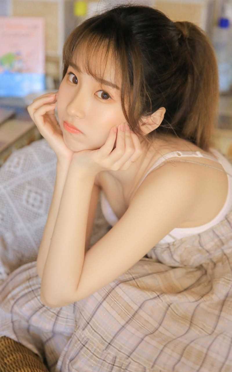 麻花辫美女户外吊带酥胸年轻的萝莉阿姨诱惑