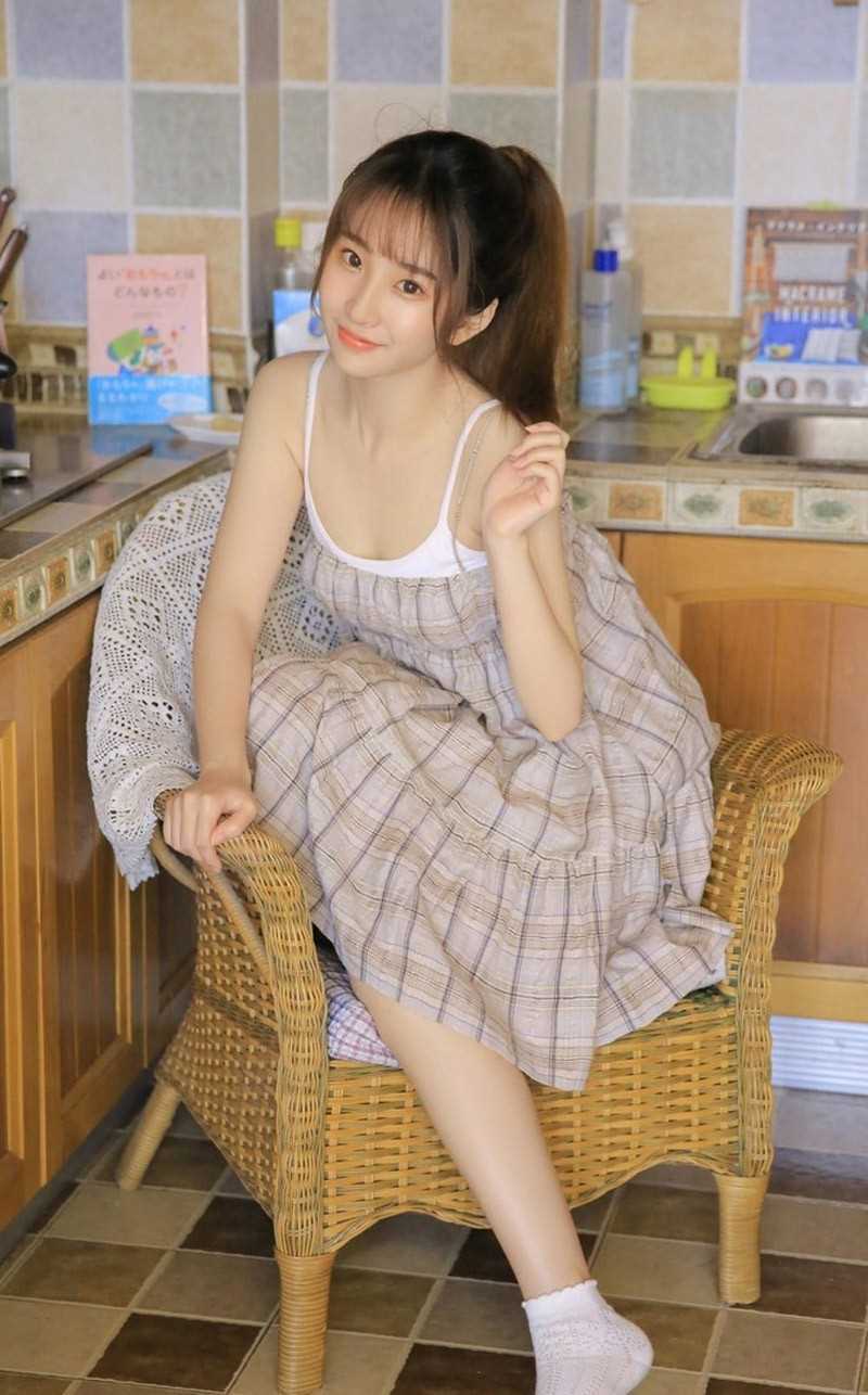 麻花辫美女户外吊带酥胸年轻的萝莉阿姨诱惑