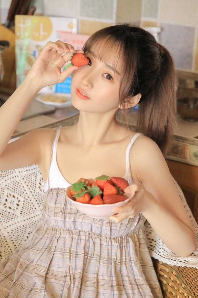 麻花辫美女户外吊带酥胸年轻的萝莉阿姨诱惑