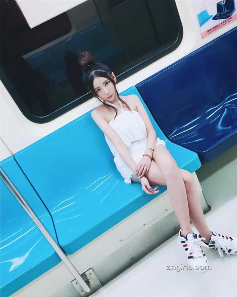 最新色偷偷撸香港美女巨胸年轻的妈妈性感私房照诱惑壁纸