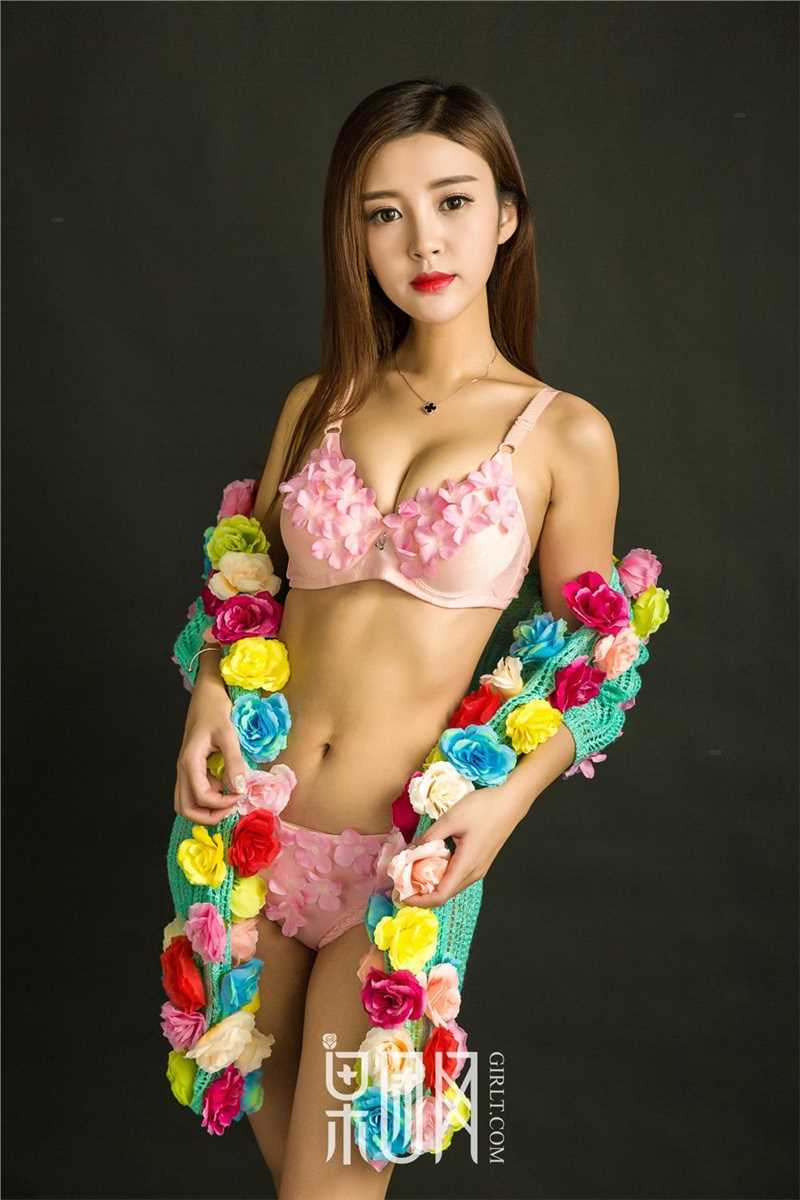 最新美胸女王蜜球颤颤演绎甜蜜惩罚内衣诱惑性感壁纸