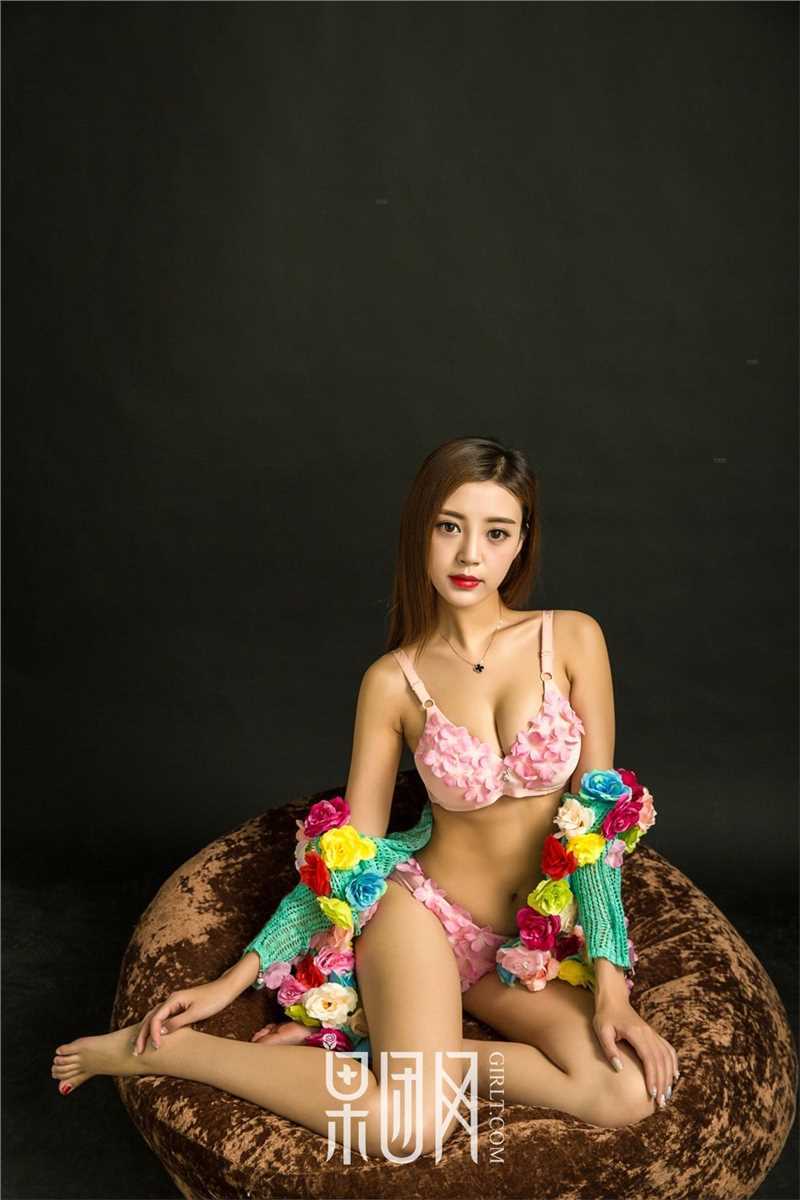 最新美胸女王蜜球颤颤演绎甜蜜惩罚内衣诱惑性感壁纸