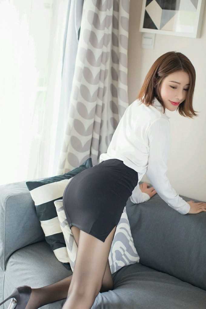 性感善良小秘书解开胸衣给你看漂亮白白色胸罩诱惑