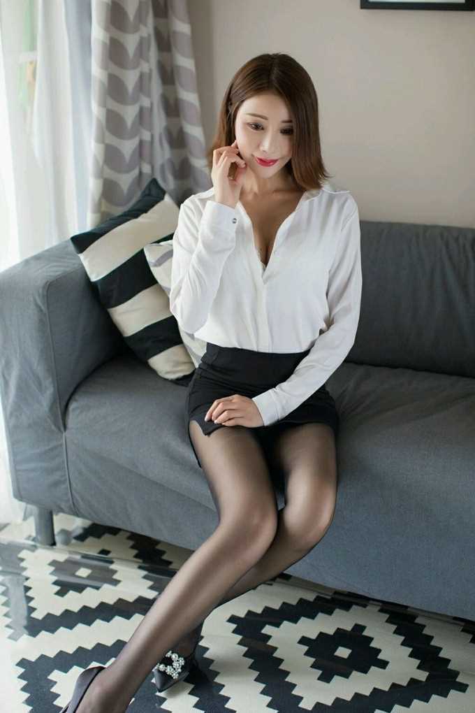 性感善良小秘书解开胸衣给你看漂亮白白色胸罩诱惑