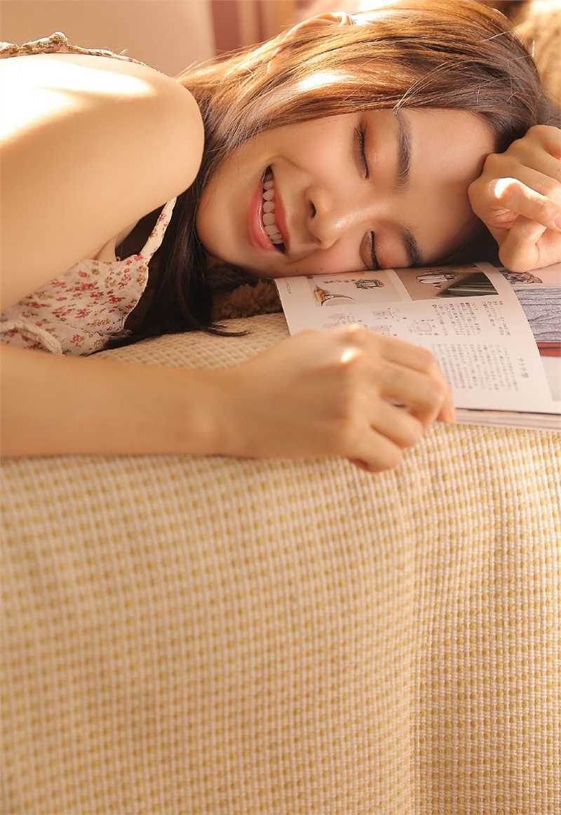 最新小碎花性感甜美女孩无内裸空下面诱人肉体壁纸