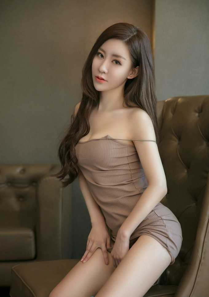 优质错落有致高贵美妇扯下吊带露香肩诱人性感图片