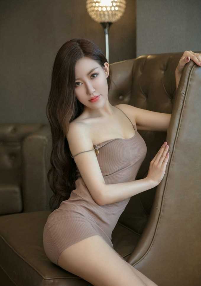 优质错落有致高贵美妇扯下吊带露香肩诱人性感图片