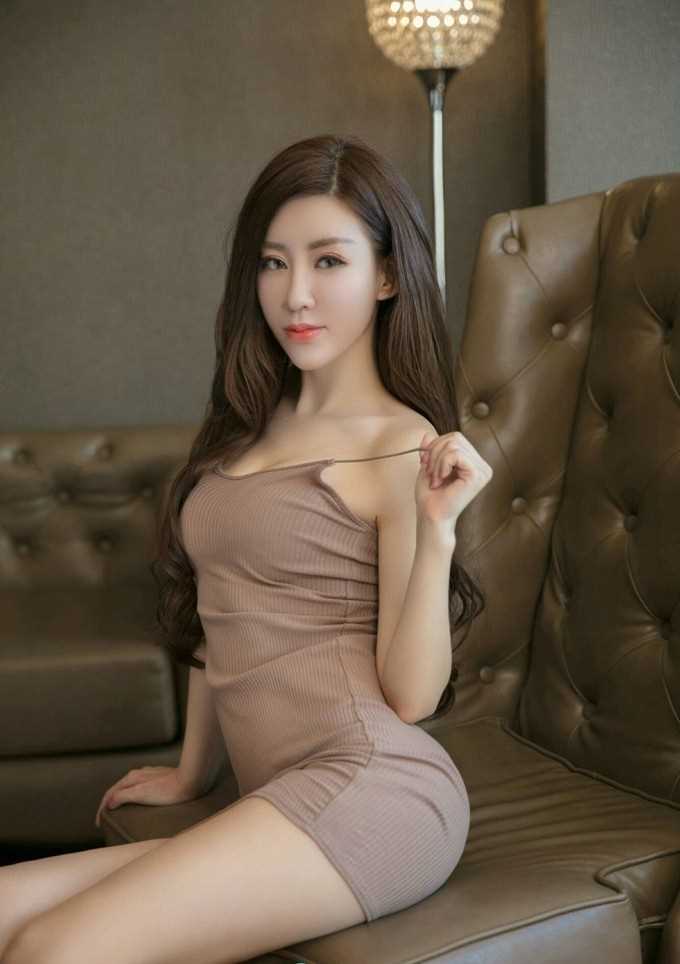 优质错落有致高贵美妇扯下吊带露香肩诱人性感图片